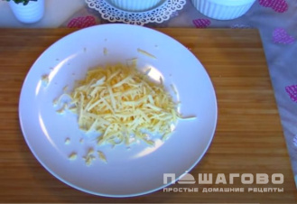 Фото приготовления рецепта: Салат с ананасом, курицей, сыром и грецким орехом. - шаг 3