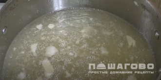 Фото приготовления рецепта: Щи из свиных ножек - шаг 4