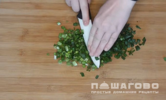 Фото приготовления рецепта: Окрошка с говядиной и курицей на квасе - шаг 3