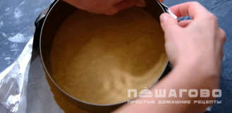 Фото приготовления рецепта: Чизкейк с вишней - шаг 7