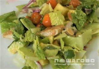 Фото приготовления рецепта: Салат из капусты, курицы, авокадо, манго и болгарского перца - шаг 4