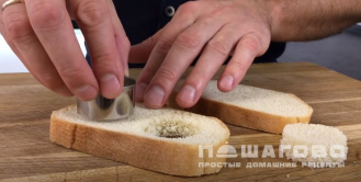Фото приготовления рецепта: Канапе с красной икрой и болгарским перцем - шаг 6