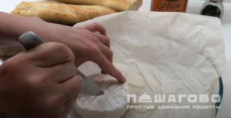 Фото приготовления рецепта: Запеченный камамбер с тимьяном, чесноком и чесночным хлебом - шаг 1