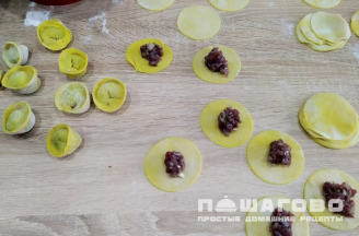 Фото приготовления рецепта: Цветные пельмени - шаг 4