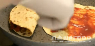 Фото приготовления рецепта: Кесадилья с курицей - шаг 7
