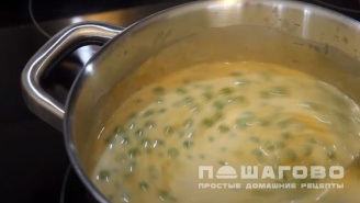 Фото приготовления рецепта: Подливка из сыра и горошка - шаг 8