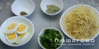 Фото приготовления рецепта: Куриный бульон с лапшой и яйцом - шаг 4