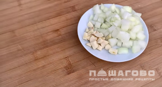 Фото приготовления рецепта: Крем-суп из цветной капусты с сыром и сухариками - шаг 4