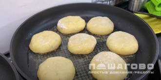 Фото приготовления рецепта: Картофельные пирожки с мясом на сковороде - шаг 15