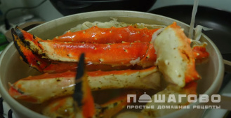 Фото приготовления рецепта: Салат с крабами - шаг 2