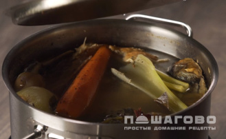 Фото приготовления рецепта: Рыбный бульон с сельдереем - шаг 4