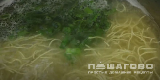 Фото приготовления рецепта: Куриный бульон с лапшой и яйцом - шаг 7
