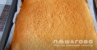 Фото приготовления рецепта: Быстрый рулет из сгущенки с начинкой - шаг 6