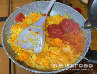 Фото приготовления рецепта: Тушеная рыба под маринадом - шаг 4