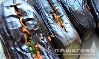 Фото приготовления рецепта: Квашеные баклажаны с морковью, чесноком и зеленью на гриле - шаг 3