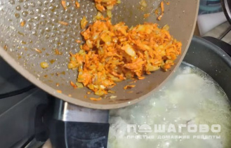 Фото приготовления рецепта: Суп щавелевый с яйцом и курицей - шаг 4