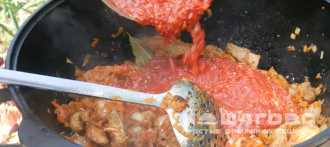 Фото приготовления рецепта: Бигус из свежей капусты с мясом в казане - шаг 8