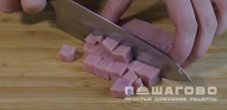 Фото приготовления рецепта: Салат с ананасом и ветчиной - шаг 2