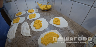 Фото приготовления рецепта: Чебуреки с тыквой - шаг 3