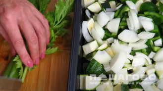 Фото приготовления рецепта: Кабачки с курицей в духовке - шаг 2