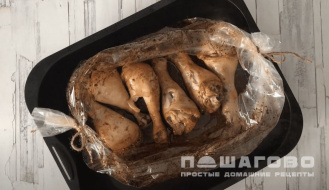 Фото приготовления рецепта: Окорочка и голень в рукаве для запекания в духовке - шаг 7