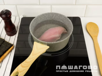 Фото приготовления рецепта: Ролл с курицей, авокадо и сыром - шаг 3