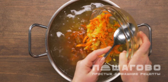 Фото приготовления рецепта: Рассольник классический с перловкой и огурцами - шаг 7