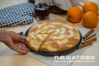 Фото приготовления рецепта: Воздушная шарлотка - шаг 5
