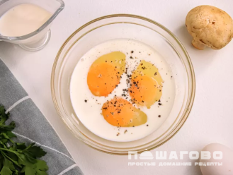 Фото приготовления рецепта: Омлет с грибами и сливками - шаг 4