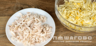 Фото приготовления рецепта: Салат с кальмарами и кукурузой - шаг 2