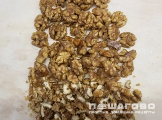 Фото приготовления рецепта: Простой и быстрый десерт из мороженого с орехами в карамели - шаг 3
