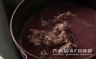 Фото приготовления рецепта: Говядина по-бургундски - шаг 5