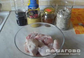 Фото приготовления рецепта: Куриные крылышки в медово-соевом соусе с чесноком - шаг 1
