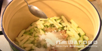 Фото приготовления рецепта: Лечо из кабачков и перца с томатной пастой - шаг 5