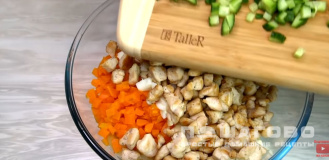 Фото приготовления рецепта: Салат оливье с мясом и свежими огурцами - шаг 9