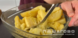 Фото приготовления рецепта: Картофельные пирожки с мясом на сковороде - шаг 8