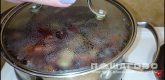 Фото приготовления рецепта: Компот из замороженных ягод - шаг 3