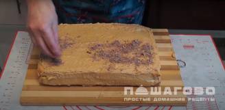 Фото приготовления рецепта: Бисквитное пирожное с масляным кремом - шаг 11