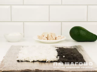 Фото приготовления рецепта: Ролл с курицей, авокадо и сыром - шаг 5