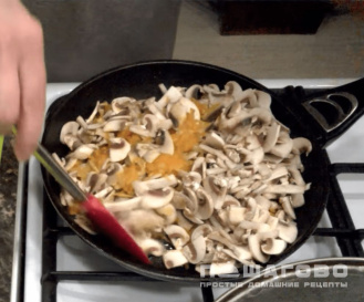 Фото приготовления рецепта: Сырный суп с курицей, шампиньонами и гренками - шаг 2