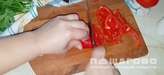 Фото приготовления рецепта: Греческий салат с пекинской капустой и грибами - шаг 4