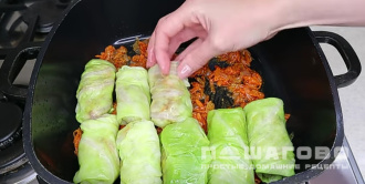 Фото приготовления рецепта: Голубцы из капусты - шаг 13