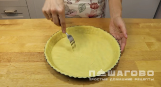 Фото приготовления рецепта: Пирог с заварным кремом и клубникой - шаг 3