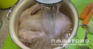 Фото приготовления рецепта: Бульон из домашней курицы - шаг 2