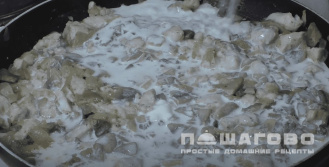 Фото приготовления рецепта: Жюльен с шампиньонами и нежным куриным филе - шаг 6