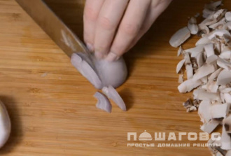 Фото приготовления рецепта: Картофельный суп-пюре с грибами шампиньонами - шаг 4
