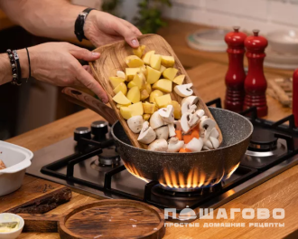 Фото приготовления рецепта: Рагу из курицы с шампиньонами - шаг 4