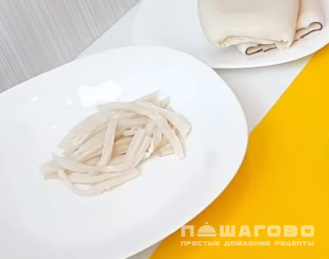 Фото приготовления рецепта: Салат Царский с кальмарами и красной икрой - шаг 1