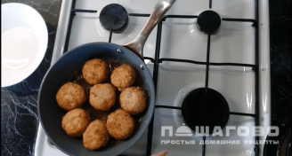 Фото приготовления рецепта: Тефтели из рыбного фарша с рисом - шаг 2