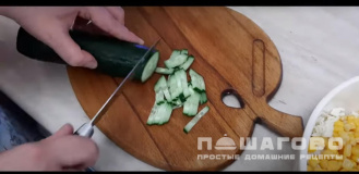 Фото приготовления рецепта: Салат с пекинской капустой и креветками - шаг 4